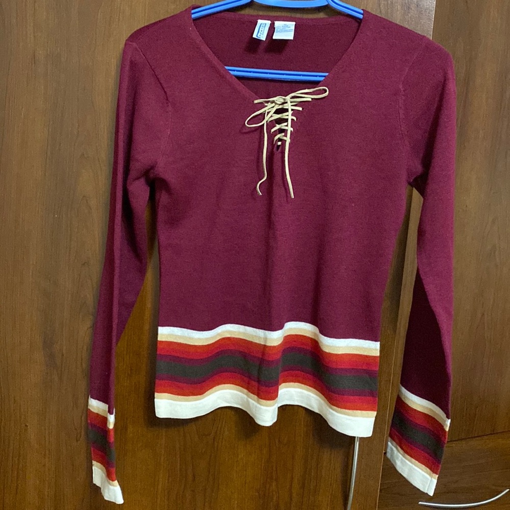 Smudge, knitted medium crop burgundy with leather tassel